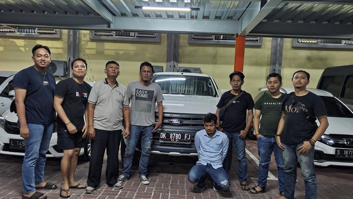 Sopir yang mencuri mobil majikan saat diamankan di Polres Gresik
