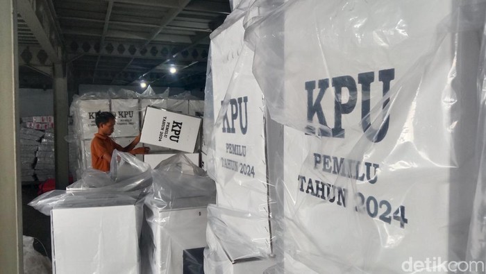 Sortir dan pelipatan surat suara di gudang KPU Indramayu.