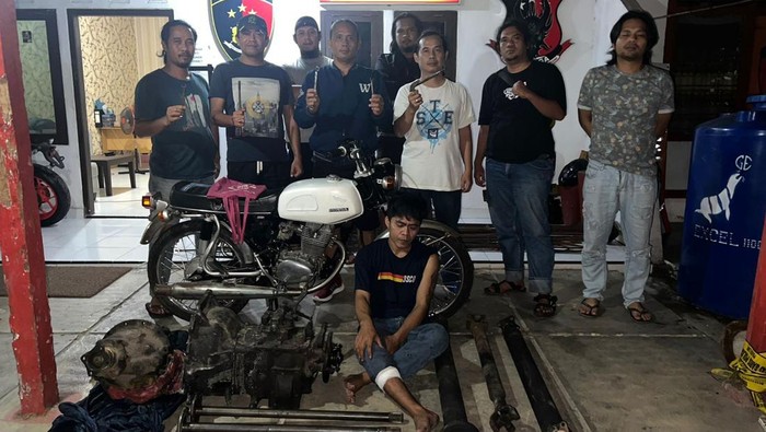 Tampang pelaku pencuri motor mantan bos dan barang bukti hasil curian.