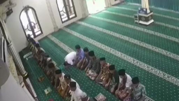 Tangkapan layar momen Manan meningga dunia saat sujudu dalam salat