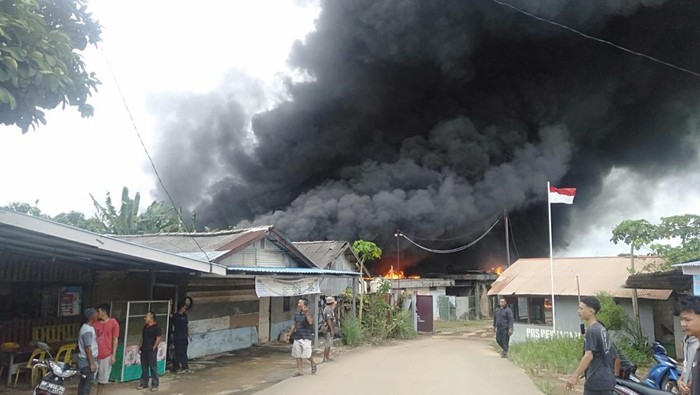 Tangkapan layar pabrik styrofoam di pelabuhan ikan, kelurahan Kabil, Nongsa, Batam terbakar. (Istimewa)