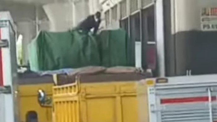 Tangkapan layar video viral aksi bajing loncat di kawasan Cakung, Jakarta Timur.