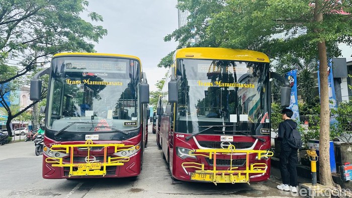 Teman Bus Trans Mamminasata di depan Mal Panakukkang, Makassar, Sulawesi Selatan (Sulsel).