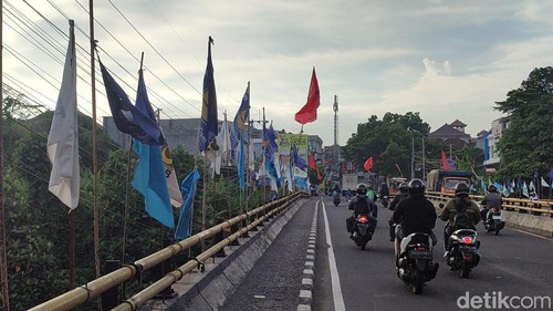 Terlihat bendera parpol yang terpasang di Jalan Bypass Ir Soekarno, Kediri, Tabanan pada Rabu (24/1/2024). (Ahmad Firizqi Irwan/detikBali)