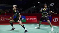 Mereka bisa menyamakan kedudukan menjadi 13-13. Skor sempat imbang 15-15 setelahnya Bagas/Fikri tak terbendung enam angka mereka dulang untuk memenangkan gim pertama 21-15. 