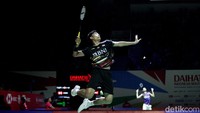 Kejar mengejar angka terjadi hingga 5-5. Namun, Koga/Saito kemudian mendulang tiga angka beruntun untuk menjauh 8-5. 