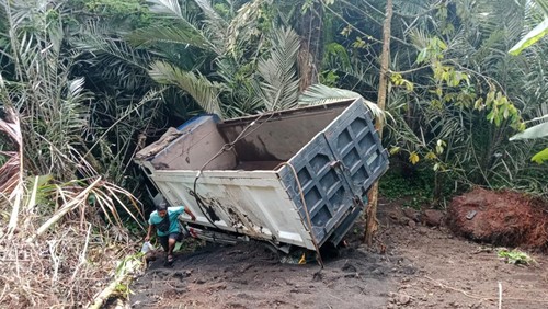 Kondisi truk memuat pasir yang terperosok ke jurang di wilayah Selat, Karangasem, Kamis (25/1/2024). (Istimewa)