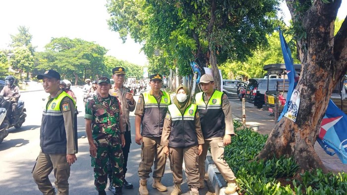Unsur tiga pilar di kecamatan Pancoran melakukan pengecekan alat peraga kampanye (APK) menjelang pemilu 2024 (dok istimewa)