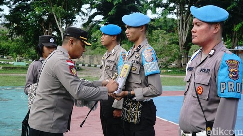 Upacara PTDH anggota Polres Rote Ndao yang jadi calo penerimaan calon Bintara Polri.
