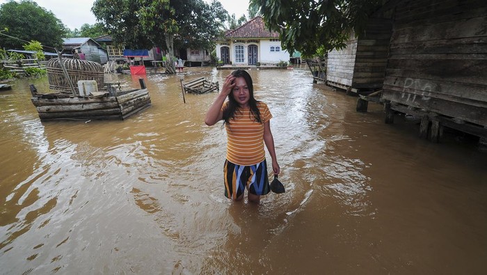 Usai Tiga Minggu, Banjir di Muaro Jambi Berangsur Surut Warga membersihkan mobilnya di kawasan permukiman yang terendam banjir luapan Sungai Batanghari di Pulau Kayu Aro, Muaro Jambi, Jambi, Kamis (25/1/2024). Banjir yang merendam ratusan rumah di kawasan itu sejak tiga pekan lalu mulai berangsur surut sekitar setengah meter dalam tiga hari terakhir, sementara sejumlah daerah yang terendam banjir luapan Sungai Batanghari di wilayah hulu, seperti Bungo, Tebo, dan Batanghari juga dilaporkan mulai surut. ANTARA FOTO/Wahdi Septiawan/nym.