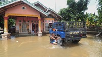 Banjir yang merendam ratusan rumah di kawasan itu sejak tiga pekan lalu mulai berangsur surut sekitar setengah meter dalam tiga hari terakhir.  