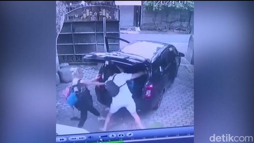 Viral seorang bule AS memukul sekuriti vila di Gianyar, Bali.