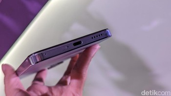 Ada baterai besar berkapasitas 5.000 mAh untuk Vivo Y100 5G. Baterai ini dilengkapi fitur pengisian ulangnya 80W FlashCharge. Ia bisa mengisi ulang baterai hingga 45% dalam waktu 15 menit. Foto: Virgina Maulita Putri/detikINET