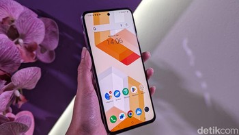 Vivo Y100 5G jadi ponsel pertama di Y-series yang menggunakan panel AMOLED. Layarnya berukuran 6,67 inch dengan resolusi FHD+ dan refresh rate 120Hz. Foto: Virgina Maulita Putri/detikINET