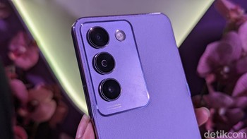 Kamera belakang terdiri dari kamera utama 50 MP, kamera ultra wide 8 MP, dan flicker sensor. Foto: Virgina Maulita Putri/detikINET