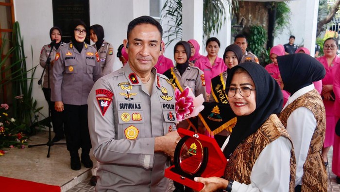Wakapolda Metro Jaya Brigjen Suyudi Ario Seto mewakili Kapolda Metro Jaya Irjen Karyoto melepas 45 Polwan purna tugas.