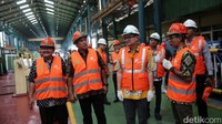 Jerry melihat proses produksi dengan didampingi Direktur Utama PT Bakrie Pipe Industries (BPI) R Atok Hendrayanto, Wakil Direktur Utama BNBR A Ardiansyah Bakrie, dan Chief Operational Officer (COO) PT Bakrie Pipe Industries (BPI) Deddy Kurnia.