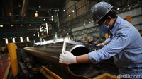Seorang pekerja sedang mengukur diameter pipa baja yang diproduksi di pabrik PT Bakrie Pipe Industries (BPI).