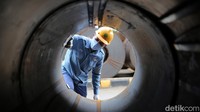 Pekerja mengecek pipa baja yang diproduksi di pabrik PT Bakrie Pipe Industries (BPI).