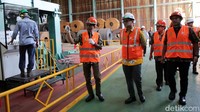 Wakil Menteri Perdagangan Jerry Sambuaga melihat proses produksi pipa baja di pabrik PT Bakrie Pipe Industries (BPI) di Bekasi, Jawa Barat.