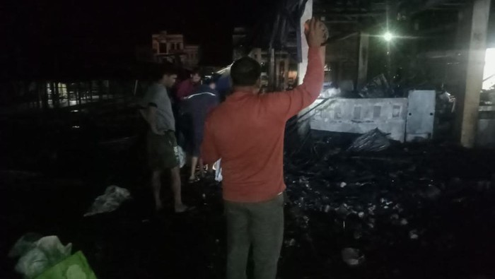 Warga mengecek kondisi kios di Pasar Sidikalang yang terbakar dini hari tadi. (Dok. Polres Dairi)