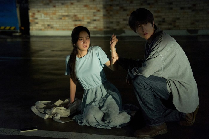 You Will Die After Six Hours Park Ju Hyun dan Jaehyun NCT dalam potongan adegan film You Will Die After Six Hours.
