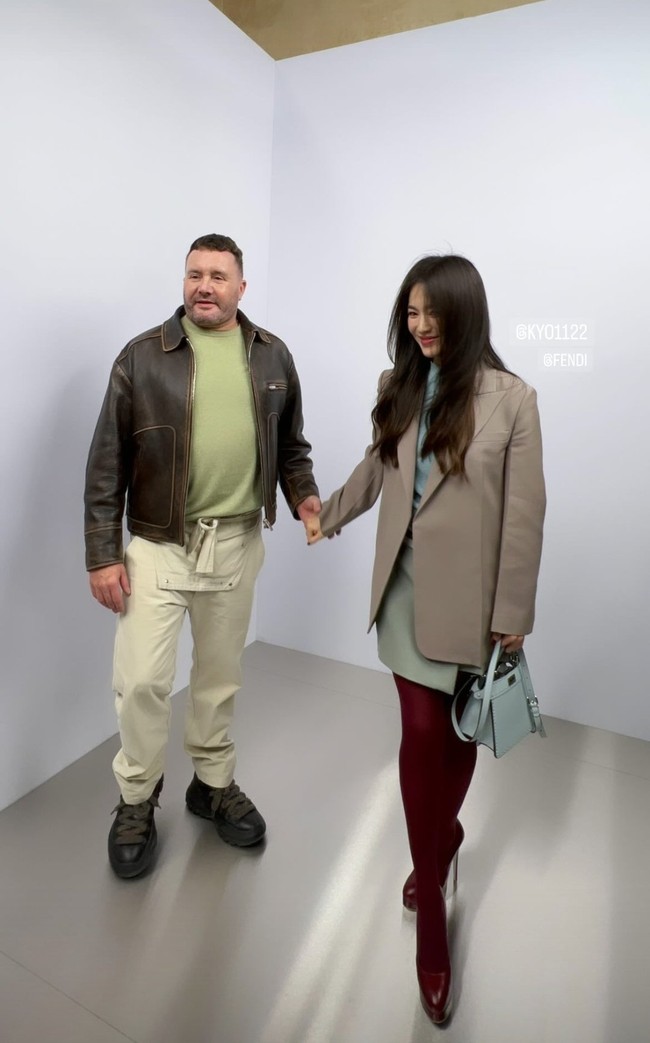 Tak mengherankan jika bintang drama Korea The Glory itu tampak akrab dengan Artistic Director Fendi, Kim Jones. Foto: Instagram