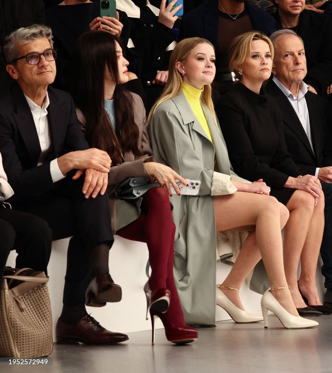 Sebagai tamu spesial, Song Hye Kyo duduk berdampingan dengan CEO Fendi Serge Brunschwig di front row. Di baris yang sama, tampak Reese Witherspoon dan putrinya Ava Phillippe, hingga Zendaya. Foto: Instagram