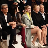 Sebagai tamu spesial, Song Hye Kyo duduk berdampingan dengan CEO Fendi Serge Brunschwig di front row. Di baris yang sama, tampak Reese Witherspoon dan putrinya Ava Phillippe, hingga Zendaya. Foto: Instagram