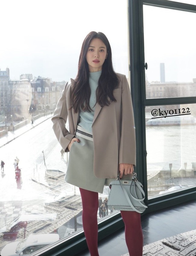 Dalam kesempatan itu, Song Hye Kyo memancarkan pesonanya, memakai atasan biru, blazer abu-abu, dan rok asimetris senada dari koleksi Fendi Spring/Summer 2024. Aktris 42 tahun itu menambahkan stocking merah sebagai statement. Foto: Instagram