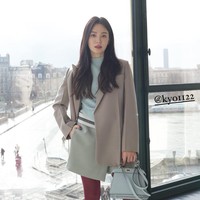 Dalam kesempatan itu, Song Hye Kyo memancarkan pesonanya, memakai atasan biru, blazer abu-abu, dan rok asimetris senada dari koleksi Fendi Spring/Summer 2024. Aktris 42 tahun itu menambahkan stocking merah sebagai statement. Foto: Instagram