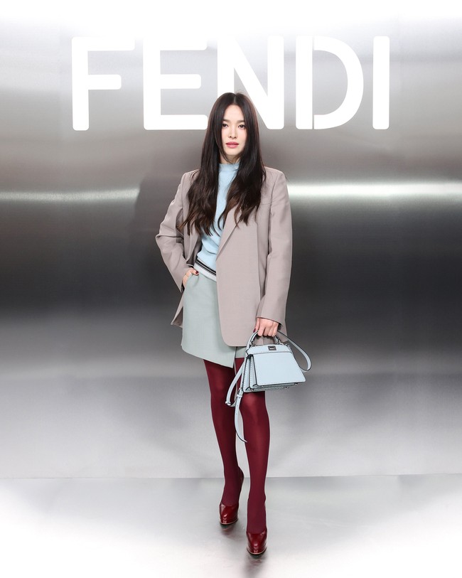 Song Hye Kyo menjadi pusat perhatian sejak tiba di venue. Mengingat statusnya sebagai global ambassador pertama Fendi dari Korea selama tiga tahun terakhir. Foto: Instagram