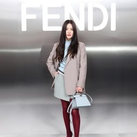 Song Hye Kyo menjadi pusat perhatian sejak tiba di venue. Mengingat statusnya sebagai global ambassador pertama Fendi dari Korea selama tiga tahun terakhir. Foto: Instagram
