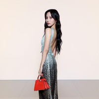 Rambut panjangnya dibiarkan terurai, memancarkan keanggunan. Saat sesi foto, Mina TWICE tidak lupa memperlihatkan aksen bolong pada gaunnya tersebut. Foto: Instagram