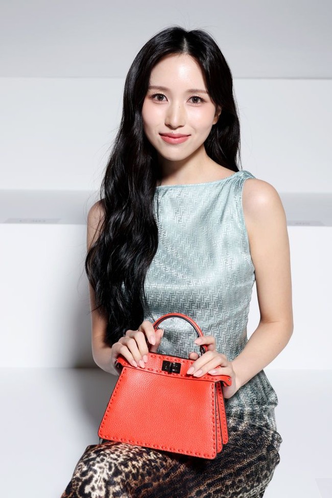 Personel TWICE asal Jepang itu mengenakan phython-print silk open-back dress dari koleksi Fendi Spring 2024 Ready to Wear. Penampilannya dilengkapi dengan koleksi tas oranye yang belum dirilis. Foto: Instagram