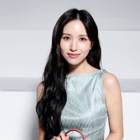 Personel TWICE asal Jepang itu mengenakan phython-print silk open-back dress dari koleksi Fendi Spring 2024 Ready to Wear. Penampilannya dilengkapi dengan koleksi tas oranye yang belum dirilis. Foto: Instagram