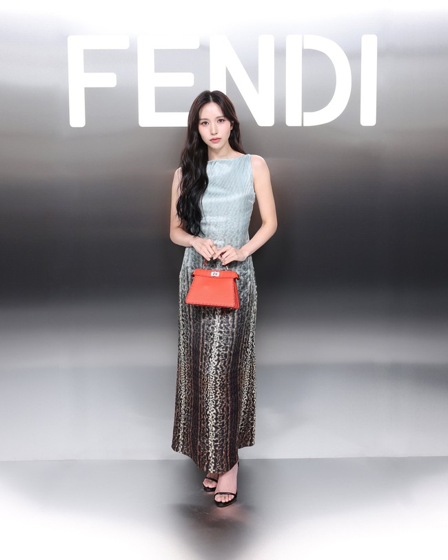 Song Hye Kyo dan Mina TWICE terbang ke Paris untuk menghadiri Fendi Couture Spring/Summer Show 2024 show pada Kamis (25/1/2024) waktu setempat. Kini penggemar menyorot perbedaan gaya keduanya. Terlebih Mina TWICE mengenakan busana yang lebih terbuka hingga mengekspos punggungnya. Foto: Instagram