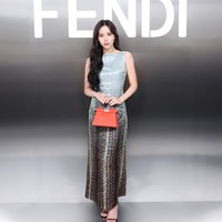 Song Hye Kyo dan Mina TWICE terbang ke Paris untuk menghadiri Fendi Couture Spring/Summer Show 2024 show pada Kamis (25/1/2024) waktu setempat. Kini penggemar menyorot perbedaan gaya keduanya. Terlebih Mina TWICE mengenakan busana yang lebih terbuka hingga mengekspos punggungnya. Foto: Instagram