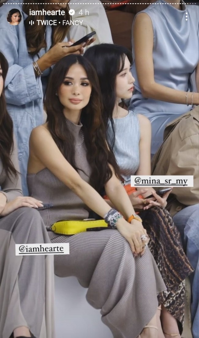 Selama acara berlangsung, Mina TWICE tampak berinteraksi dengan model dan sosialita Filipina, Heart Evangelista. Foto: Instagram