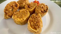 Kami juga memesan Ayam Gohyong Menteng via ojek online. Per porsinya juga Rp 25 ribu dengan pelengkap irisan cabe rawit merah.