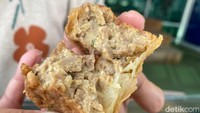 Ayam Gohyong Menteng punya adonan yang lebih kasar. Ini terlihat dari cincangan daging ayam dan baksonya yang lebih besar-besar.