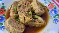 Seporsi gohyong dibanderol Rp 25 ribu isi sekitar 6 potong. Adonannya terasa padat gurih dengan tekstur daging yang berimbang. Untuk kuahnya cenderung encer dengan rasa asam manis yang menurut kami pas.
