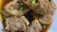 Saat dibelah, begini penampakan Gohyong Menteng. Cincangan daging ayam dan bakso sapinya tak terlalu kasar maupun halus.   