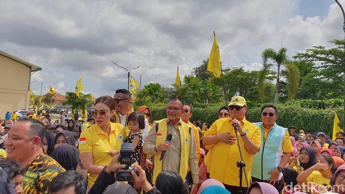 Airlangga Hartarto saat membuka Pasar Murah di Palembang.