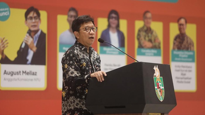 Salvatore Simarmata, S.Sos, M.A ( Dosen Fakultas Ilmu Administrasi Bisnis dan Ilmu Komunikasi (FIABIKOM) Unika Atma Jaya), Vincentius Gitiyarko Priyatno (Peneliti Litbang Kompas), Cornelius Beny Juniarto (Praktisi Hukum), Prof. Dr. dr. Yuda Turana, Sp.S(K) (Rektor Universitas Katolik Indonesia Atma Jaya), Elisabeth Kusrini (FORMAPPI), Muhammad Fajar (Research Fellow IFAR UAJ) saat Seminar Edukasi Politik di Unika Atmajaya Semanggi, Jakarta, Jumat (26/1/2024).