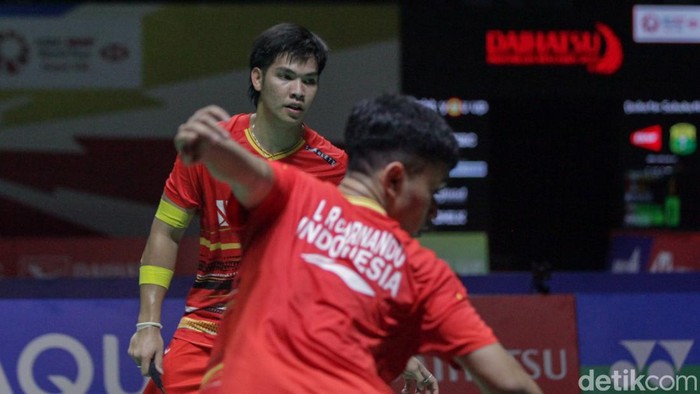 Leo Rolly Carnando/Daniel Marthin menjaga peluangnya mempertahankan gelar di Indonesia Masters 2024. Mereka lolos ke semifinal usai menang atas wakil Denmark di Istora Senayan, Jakarta, Jumat (26/1/2024) sore WIB.