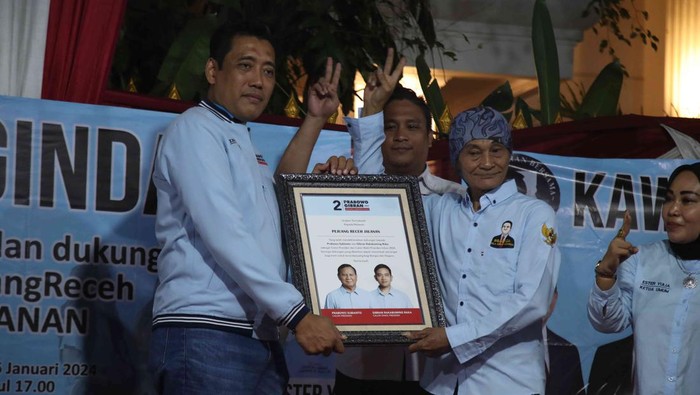 Aksi Tiga Relawan Gabungan Dukung Prabowo-Gibran Wakil Sekretaris TKN Prabowo-Gibran, Azanil Kelana memberi sambutan saat menerima deklarasi dukungan dari berbagai relawan di depan kediaman Prabowo Subianto, jalan Kertanegara, Kebayoran Baru, Jakarta Selatan, Jumat (26/1/2024) malam.