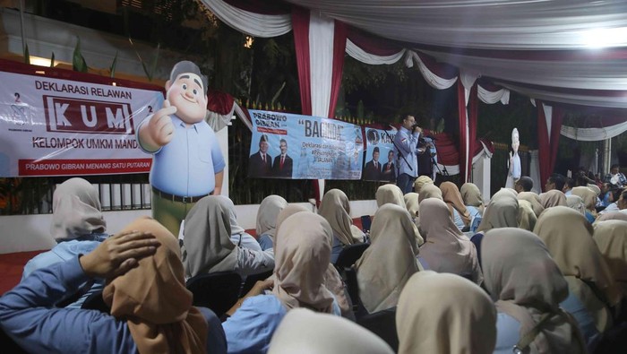Aksi Tiga Relawan Gabungan Dukung Prabowo-Gibran Wakil Sekretaris TKN Prabowo-Gibran, Azanil Kelana memberi sambutan saat menerima deklarasi dukungan dari berbagai relawan di depan kediaman Prabowo Subianto, jalan Kertanegara, Kebayoran Baru, Jakarta Selatan, Jumat (26/1/2024) malam.