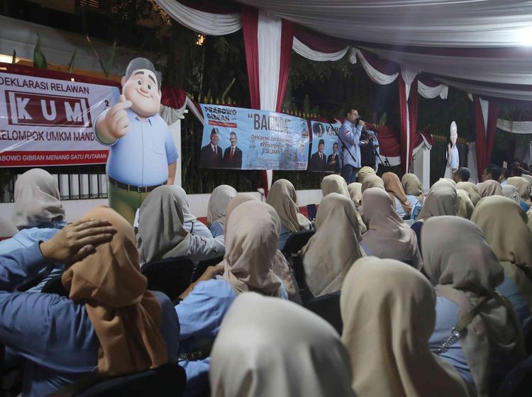 Aksi Tiga Relawan Gabungan Dukung Prabowo-Gibran