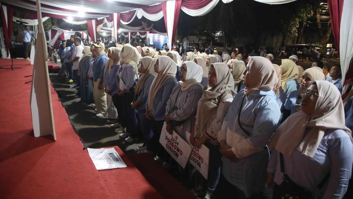 Wakil Sekretaris TKN Prabowo-Gibran, Azanil Kelana memberi sambutan saat menerima deklarasi dukungan dari berbagai relawan di depan kediaman Prabowo Subianto, jalan Kertanegara, Kebayoran Baru, Jakarta Selatan, Jumat (26/1/2024) malam.